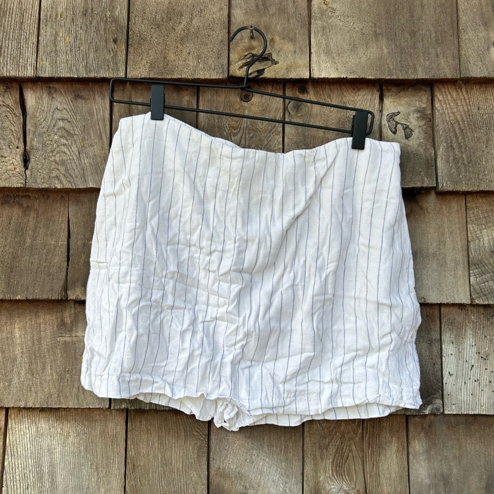 Abercrombie & Fitch White Pinstripe Scarlett Skort